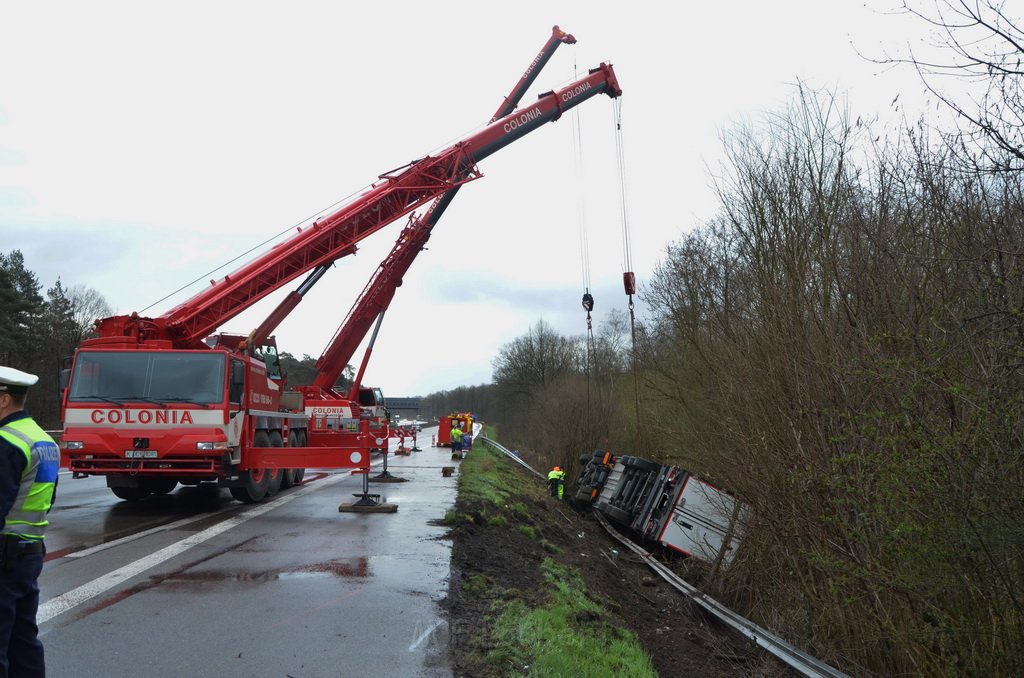 VU LKW umgestuerzt A 3 Rich Frankfurt AS Koenigsforst P302.JPG - Miklos Laubert